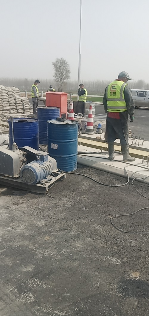 泰丰办事处公路路基回填土压密注浆